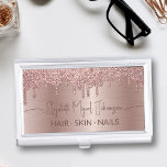 Caja Para Tarjetas De Visita Salón de belleza Rosa Oro cepillado Metalizado Per<br><div class="desc">Eleva tu negocio de belleza con nuestro estuche de Purpurina Metalizado con Rosa de Beauty Salon Gold Brushed para tarjetas de visita! Añada un toque de elegancia y glamour con goteos de rosa de oro en un fondo metalizado cepillado, capturando la esencia de sus servicios. Personalízalo con tu nombre para...</div>