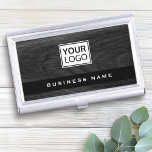 Caja Para Tarjetas De Visita Tarjeta de negocios de personalizado de grano de m<br><div class="desc">Modernas tarjetas de negocios con logotipo personalizado negro con textura de grano de madera oscura impresa.</div>