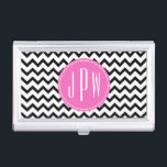 Caja Para Tarjetas De Visita Tenedor rosado negro de la tarjeta de visita del<br><div class="desc">Un tenedor de la tarjeta de visita que se puede modificar para requisitos particulares por usted con su monograma dentro del círculo rosado.  El fondo es galón blanco y negro.</div>