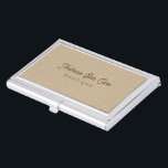 Caja Para Tarjetas De Visita Textura de línea clásica de color natural<br><div class="desc">Sencillo color natural de la textura de la ropa de cama fondo con tipografía de personalizable marrón personalizado y verde oliva. Esta plantilla está diseñada para un profesional del cuidado de la piel,  pero se puede personalizar para cualquier profesión cambiando el tipo de letra y el color.</div>
