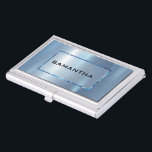 Caja Para Tarjetas De Visita Textura metálica azul claro Aspecto de acero inoxi<br><div class="desc">Elegante estampado de textura azul metálico brillante,  de acero inoxidable con acentos azules,  plantilla de tarjeta de visita. Tipografía de personalizable en negro y azul.</div>