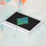 Caja Para Tarjetas De Visita Titular de la tarjeta de Knot celta: Diseño verde<br><div class="desc">Un portacartas de un nudo celta azul-verde con diseño de borde contra un fondo negro.</div>