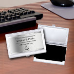 Caja Para Tarjetas De Visita Titular de la tarjeta de presentación del abogado<br><div class="desc">Titular de la tarjeta de visita del abogado de clase con un diseño moderno que incluye un estilo metalizado plateado y una escala de ley. Personalice y haga su propio uso personalizando el texto en el frente para dar a su presentación un toque profesional y una gran primera impresión. Una...</div>