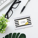 Caja Para Tarjetas De Visita Titular de la tarjeta de visita Black Stripe & Gol<br><div class="desc">Este elegante y femenino titular de tarjeta de visita presenta audaces rayas negras y blancas con una flor de peonía brillante con un falso efecto oro. Coordenadas con nuestros accesorios de oficina Black Stripe & Gold Peony, productos de papel y accesorios. Personalizar con un monograma, nombre o texto de su...</div>
