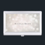 Caja Para Tarjetas De Visita Titular de la tarjeta de visita de White Glamour B<br><div class="desc">Bokeh de glamour blanco ilumina el titular de la tarjeta de visita. Personalizar con cualquier texto o déjalo en blanco.</div>