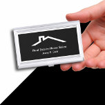 Caja Para Tarjetas De Visita Titular de la tarjeta de visita inmobiliaria<br><div class="desc">Tenedor de tarjetas de visita inmobiliaria con una plantilla de diseño simple en blanco y negro que incluye un símbolo de techo y un espacio para personalizar con su empresa, nombre o profesional en este diseño elegante. Da una gran primera impresión y le permite cargar y proteger sus tarjetas de...</div>