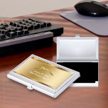 Caja Para Tarjetas De Visita Titular de la tarjeta de visita inmobiliaria<br><div class="desc">Soporte de tarjeta de visita inmobiliaria con fondo metálico de oro fino y simulado impreso en el símbolo frontal y de la casa con su nombre y profesión mostrados con audacia para una mejor primera impresión. Diseñado para guardar sus tarjetas de visita y protegerlas con estilo para un Realtor, un...</div>