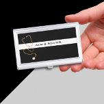 Caja Para Tarjetas De Visita Titular de la tarjeta de visita médica<br><div class="desc">Titular de la tarjeta de visita para el tema estetoscopio médico con una imagen gráfica de un estetoscopio dorado con su nombre y resaltex de profesión para una mejor primera impresión. Diseñado para conservar sus tarjetas de visita y protegerlas de forma profesional para un médica, enfermera, médico o profesional sanitario....</div>
