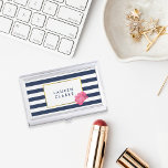 Caja Para Tarjetas De Visita Titular de la tarjeta de visita Navy Stripe & Pink<br><div class="desc">Este elegante y femenino titular de la tarjeta de visita cuenta con un fondo de rayas azul marino y blanco, un borde dorado falso y un peón rosa bonito con acuarelas suaves. Coordina con nuestros accesorios de oficina, productos de papel y accesorios de la Marina Stripe & Pink Peony. Personalizar...</div>