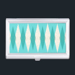 Caja Para Tarjetas De Visita Titular moderno de la tarjeta de presentación Argy<br><div class="desc">Este moderno portador de tarjetas Argyle de Mid Century presenta un vibrante fondo turquesa y un patrón de diamantes verde azulados modernos y translúcidos, sobre grandes diamantes de color crema vintage con especkles de época espacial de color oro. Este estilo minimalista inspirado y deconstruido es un retroceso simplista de la...</div>