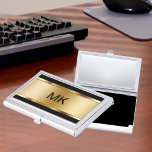 Caja Para Tarjetas De Visita Titulares de tarjetas de visita Monograma Clásico<br><div class="desc">Funda de tarjetas de visita monocasco para hombres con un elegante emblema de monograma dorado en metalizado simulado impreso en la parte delantera y con espacio en monograma usted puede hacer su propio nombre, nombre de la empresa o iniciales. Diseñado para cualquier profesional de negocios que quiera dar una gran...</div>