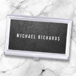 Caja Para Tarjetas De Visita Triunfo de hormigón industrial gris oscuro<br><div class="desc">Un portatarjetas masculinas con tu nombre en blanco sobre un fondo de hormigón gris oscuro impreso.</div>
