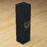 Caja Para Vino 50.º Personalizable de Aniversario del Boda de Oro<br><div class="desc">Listo para ser personalizado según las especificaciones del evento. Si necesita ayuda con las personalizaciones,  no dude en ponerse en contacto con nosotros. Consulte "Preguntar a este diseñador" a continuación. Vea la suite Fiesta completa correspondiente en la colección de abajo.</div>