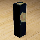 Caja Para Vino 50.º Rosa del Aniversario del Boda de Oro<br><div class="desc">Rosas Amarillas 50 años de celebración del aniversario del matrimonio.</div>