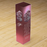 CAJA PARA VINO ANTIGUA CAMEO LADY,GRAPES ,CITA DE MÚSICA DE VINO<br><div class="desc">Elegante diseño de monograma con cita de Beethoven. "La música es el vino que inspira uno a nuevos procesos generativos, y soy Bacchus que presiona este glorioso vino para la humanidad y los hace borrachos espirituales". Ludwig van Beethoven. Elegante y antigua joya de cammo con un hermoso perfil de mujer...</div>