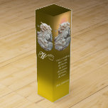 Caja Para Vino ANTIGUO CAMEO, LUNA DAMA DE NOCHE CON ALMA, Amaril<br><div class="desc">Elegante diseño de monograma con cita del vino "Me encanta todo lo que es viejo; viejos amigos, viejos tiempos, viejos modales, viejos libros, viejos vinos.".Romántica joya de cammo antiguo con un hermoso perfil de mujer con pelo largo ornamentado con bayas en la luz de la luna con búho.on rojo rubby...</div>