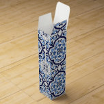 Caja Para Vino  Azul Ornate Floral Mediterráneo Tile Siciliano<br><div class="desc">Los azulejos mediterráneos,  popularizados por las recientes colecciones de moda de Dolce & Gabbana,  son el epítome del lujo siciliano. Este azulejo,  adornado con flores,  motivos florales y cintas,  encarna la sofisticación y el refinamiento.</div>