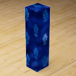 Caja Para Vino Azul real y plata<br><div class="desc">Elegante caja de Relieve metalizado azul real con acentos de plata para complementar la colección de abajo.</div>