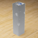 Caja Para Vino Blue Fancy Christmas Ornament Wine Gift Box<br><div class="desc">Regale a algunos Navidades Espíritu esta temporada de vacaciones con esta festiva Blue Fancy Christmas Ornament Wine Gift Box. El diseño de la caja de regalo presenta un adorno de color azul con un fondo gris degradado adornado con copos de nieve en caída. También hay artículos de regalo y de...</div>
