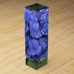 Caja Para Vino Blue Hydrangea Monogrammed Wedding Favors<br><div class="desc">El cierre por bonito de la flor Blue Hydrangea con hojas verdes se verá hermoso en su Bodega Bodega de la Recepción para celebrar sus favores de vino o champán (o para otro evento). Personalice con las primeras iniciales y fecha de Boda de Bride & Groom (en lugar de mi...</div>