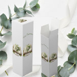 Caja Para Vino Boda de libro abierto floral de nuevos comienzos<br><div class="desc">"Celebra los momentos hito de la vida con nuestra Caja de Vinos de "Nuevo Comienzo", que presenta un libro abierto maravillosamente ilustrado adornado con exuberantes diseños florales. Esta Caja de Vinos encarna la esencia de los nuevos capítulos y nuevos comienzos, haciéndola perfecta para bodas, aniversarios o cualquier ocasión especial que...</div>