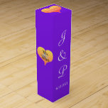 Caja Para Vino Boda violeta de los corazones de la puesta del sol<br><div class="desc">Corazones románticos bodas. El boda de texto blanco y violeta brillante favorece las cajas para divertirse. Personalice con el nombre de novia y de Grooms Iniciales monogramadas y Fecha de Boda en texto blanco delante del cuadro. En la parte superior de la caja está la frase, Amar el (insertar el...</div>