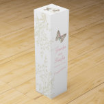 Caja Para Vino bodega boda personalizada de dos mariposas<br><div class="desc">Hermoso arte gráfico de dos mariposas pintadas dama con una cola de torta con una caja de boda de remolino floral. El diseño boda moderno forma parte del conjunto estacionario boda de mariposas. Ideal para regalar vino a los clientes en un boda como agradecimiento, para regalar una ducha de novia...</div>