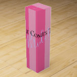 Caja Para Vino BRIDE & CO Aquí Viene El Fiesta De Novia<br><div class="desc">Gracias a tu empresa o a ese fiesta especial invitado con una botella de vino y asegúrate de ponerte en esta fabulosa caja. Busque la coordinación de las etiquetas de los vinos y de las bolsas de vino, personalícelas según su elección. Otra forma de hacer especial a su fiesta. Busque...</div>