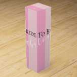 Caja Para Vino BRIDE & CO Aquí Viene La Novia A Ser<br><div class="desc">Gracias a tu empresa o a ese fiesta especial invitado con una botella de vino y asegúrate de ponerte en esta fabulosa caja. Busque la coordinación de las etiquetas de los vinos y de las bolsas de vino, personalícelas según su elección. Otra forma de hacer especial a su fiesta. Busque...</div>