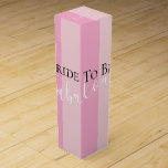 Caja Para Vino BRIDE & CO Aquí Viene La Novia A Ser<br><div class="desc">Gracias a tu empresa o a ese fiesta especial invitado con una botella de vino y asegúrate de ponerte en esta fabulosa caja. Busque la coordinación de las etiquetas de los vinos y de las bolsas de vino, personalícelas según su elección. Otra forma de hacer especial a su fiesta. Busque...</div>