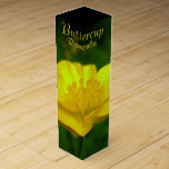 Caja Para Vino Buttercup Wine Box Personalizado Wildflowers Wine<br><div class="desc">Buzón de mariposa Caja de vino Flor silvestre personalizada Cajas de joyas Keepsakes Cajas de flores silvestres Tu nombre aquí Flores amarillas de verano Regalo Cajas de vino Personalizable Recuerdos de flores para hombres, mariposas Cajas de vino de flores Haga clic en "Personalizar" para agregar más texto Elegir tipos y...</div>