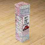 Caja Para Vino Camión Retro Rojo de Cumpleaños 75 en Mapa<br><div class="desc">Camión retro rojo en atlas de carreteras de Estados Unidos por 75 años. El texto se puede editar a cualquier edad.</div>