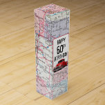Caja Para Vino Camión Rojo Retro de cumpleaños 60 en hoja de ruta<br><div class="desc">Camión retro rojo en atlas de carreteras de Estados Unidos por 60 años. El texto se puede editar a cualquier edad.</div>