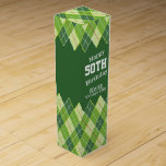 Caja Para Vino Campo de golf verde 50 cumpleaños<br><div class="desc">Moda de golf brillante estilo caja de vino verde, blanco y rojo. Personalice con el nombre de sus destinatarios y el año de cumpleaños. Actualmente se lee feliz año 50 de Keith Vintage, cumpleaños. Ideal para regalar una botella a un aficionado al golf o al deporte. Diseñado por Sarah Trett....</div>