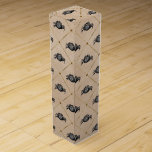 Caja Para Vino Cangrejo negro vintage con patrón Beige<br><div class="desc">Dé a su regalo un toque de encanto costero vintage con esta caja de regalo con un patrón clásico de cangrejo negro sobre un fondo beige, situado en una rejilla decorativa de diamante. Perfecto para eventos de temática playera, amantes del marisco o aficionados a la náutica, este diseño elegante e...</div>