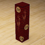 Caja Para Vino Cheques rojos de monograma de búfalo de color ruso<br><div class="desc">Esta caja de Navidades festivos,  con tapón de botellas de temática rústica de chapa de búfalo,  es perfecta para la temporada otoño/invierno. ____________________________________________________________________ Para obtener ayuda,  artículos coincidentes o diseño personalizado de CONTACTO Diseñador LeahG a través de la pestaña que aparece a continuación.</div>