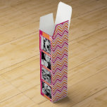 Caja Para Vino Chevrons, Naranja rosado caliente, Collage de foto<br><div class="desc">Una excelente manera de mostrar tus fotos cuadradas desde tu cuenta en línea. Un divertido diseño de banda zig zag resalta las imágenes.</div>