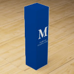 Caja Para Vino Deep Blue Personalize Monograma Script Gift Box<br><div class="desc">Cuando compras una caja de regalo de vino, estás dando más que solamente el propio vino; estás ofreciendo una experiencia — los recuerdos, los sabores, el zumbido — de beber ese vino, y también la alegría que viene con hacerlo. No es una sorpresa a menos que salga de una caja...</div>