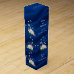 Caja Para Vino Disfrute del personalizado del aniversario de boda<br><div class="desc">la 4ta caja de regalo del vino del aniversario de boda cubierta con el azul del zafiro cubre el fondo de la tela con los rosas blancos preciosos, los flores rosados y los wildflowers azules de la campana. El frente tiene texto de encargo del aniversario feliz, año, nombres de pares,...</div>