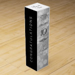 Caja Para Vino Elegante 10° Aniversario del Boda Tin<br><div class="desc">Añada un toque especial a las celebraciones del décimo aniversario del boda con esta caja de regalo conmemorativa del vino. Elegante serif negro y sans serif grabados con confeti hexagonal en un fondo de lata añaden un toque memorable para esta ocasión especial y un hito. Personalizar con los nombres de...</div>