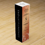Caja Para Vino Elegante 8° Aniversario del Boda de Bronce<br><div class="desc">Añada un toque especial a las celebraciones del octavo aniversario del boda con esta caja de regalo conmemorativa del vino! Elegante serif negro y sans serif grabados con confeti hexagonal sobre fondo de bronce añaden un toque memorable para esta ocasión especial y un hito. Personalizar con los nombres de la...</div>