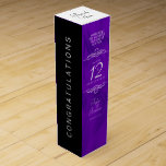 Caja Para Vino Elegante celebración del 12º Aniversario del Boda<br><div class="desc">Añada un toque especial a las celebraciones del 12º aniversario del boda con esta caja de regalo conmemorativa del vino! Elegante serif blanco y sans serif grabados con lujosa seda violeta añaden un toque memorable a esta ocasión especial y un hito. Personalizar con los nombres de la pareja feliz y...</div>