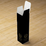 Caja Para Vino Elegante Laurel Wreath<br><div class="desc">Elegante y sencillo diseño de etiquetas de vinos monogramadas. Corona de laurel de tonos dorados con un monograma de personalizable. Plantilla de texto de fondo y personalizable cambiable en negro.</div>