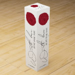 Caja Para Vino Elegante logotipo de guión Sello de cera roja rega<br><div class="desc">Personalice su botella de vino con este moderno diseño de caja de vinos. Este elegante diseño de caja de regalo de vino de negocios presenta una delgada fuente caligráfica, con un mensaje personalizado en los lados y espacio para su nombre e iniciales en la parte posterior. La lujosa estampilla de...</div>