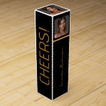 Caja Para Vino Elegante nombre de foto de Cheque Personalizado de<br><div class="desc">Elegante Black Gold Personalized Cheers Photo Name Wine Box. Personalizar esta impresionante caja de vinos para esa persona especial con foto y nombre.</div>