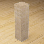 Caja Para Vino Elegante patrón de marea dorada giratoria en beige<br><div class="desc">Disfrute de un ambiente sereno y elegante en este lujoso diseño de suaves tonos beige. Perfecto para bodas con temática playera,  celebraciones costeras o cualquier ocasión especial,  este refinado patrón añade un toque de sofisticación y encanto a su presentación de regalo.</div>