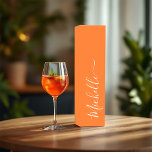 Caja Para Vino Elegante tipografía Naranja ducha de novia<br><div class="desc">Añade un toque de color y estilo a tu ducha de novia "Love at First Spritz" con esta caja de favores personalizado. Diseñado en un atrevido tono naranja con una elegante personalización del nombre, esta caja es perfecta para llevar dulces pequeños, botellas pequeñas o regalos reflexivos a sus huéspedes. Ideal...</div>