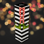 Caja Para Vino Elf Legs Black White Stripes Navidades de vacacion<br><div class="desc">Las piernas de elfo con pesas rayadas y botas verdes con rayas negras y blancas y puntos dorados incluyen su saludo personal en la parte superior de esta caja de Navidades de vacaciones. COINCIDIENDO con los artículos de nuestra tienda.</div>