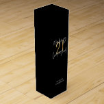 Caja Para Vino Escritura moderna de 21 años en blanco y negro<br><div class="desc">Regalo moderno de 21 años en negro y oro. Parte de una elegante colección</div>