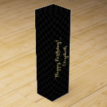 Caja Para Vino Faux Gold Black Checkered personalizado<br><div class="desc">Crea tu propio personalizado, personalizado, elegante, hermosa y elegante tipografía / guión de oro falso, fresco patrón negro y gris a cuadros, vino de cumpleaños / caja de regalos de champán, con tus deseos de cumpleaños personalizados en el frente y tu nota/mensaje de personalizado en la parte trasera. Hecho con...</div>